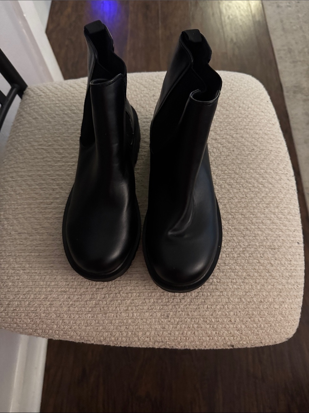 Women's Black Leather Chelsea Ankle Boots with Elastic Panels